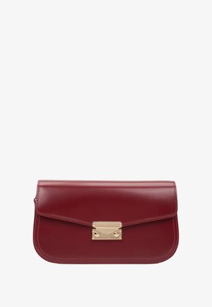 Czerwony skórzany kopertówka o prostokątnym kształcie, gładkiej fakturze i zapięciu w kolorze złotym. Posiada projekt z klapką składana na górze.