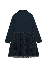 Langärmliges Kleid mit tailliertem Oberteil aus dunkelblauem Stoff, das in einen faltigen, glänzenden Rock in dunklen Tönen übergeht. Rundhalsausschnitt, keine Verzierungen.