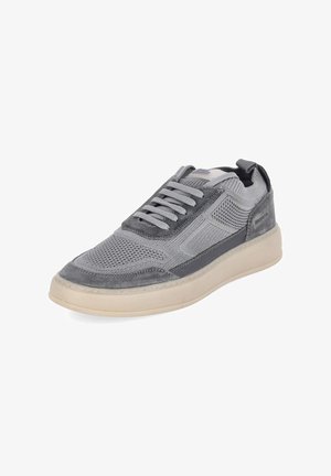 Baskets grises avec dessus en mesh et daim, lacets à l'avant et semelle épaisse écrue, inclinées pour montrer les détails latéraux et supérieurs.