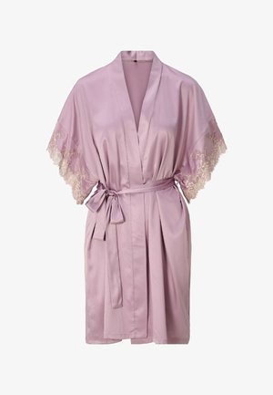 Fialový saténový župan s krátkými rukávy lemovanými krajkou a odpovídajícím páskem v pase, délka ke kolenům, elegantní a hladká textura.