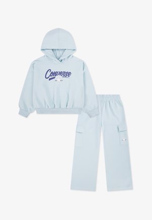 Jasnoniebieska bluza z kapturem z sznurkiem i logo "Converse" na przodzie, zestawiona z pasującymi spodniami dresowymi z kieszeniami cargo.