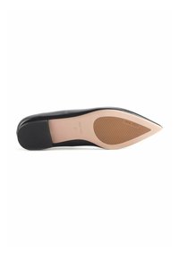 Schwarzer Pumps mit spitzem Zehenbereich, einem glatten Lederoberteil, einer hautfarbenen Innensohle und einer strukturierten Gummi-Außensohle. Mit "NINE WEST"-Markenlogo auf der Sohle.