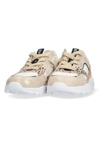 Chaussures de sport beiges avec une finition brillante, accents en imprimé léopard et semelles en caoutchouc blanches. Présente des matériaux texturés et des lacets contrastants.