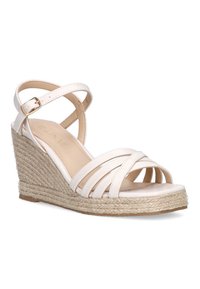 Sandalias de cuña beige hechas de material sintético suave, con tiras entrelazadas, punta abierta y detalles de yute tejido en la cuña.