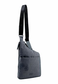 Graue Stofftasche mit elegantem Design, vorderer Reißverschlusstasche und einem verstellbaren schwarzen Riemen mit gemusterter Textur.