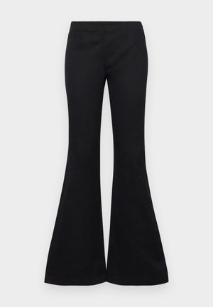 Melnas platas bikses, kas izgatavotas no gludas auduma, ar pieguļošu augšu un platām kājām, bez redzamām rotājumiem vai kabatām.