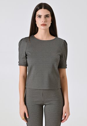 Top a scacchi bianco e nero con maniche corte a sbuffo, scollatura tonda, tessuto testurizzato, design aderente, abbinato a pantaloni a vita alta coordinati.