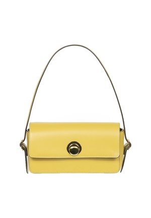 Żółta skórzana torba na ramię z klapką na zakładkę i okrągłym zapięciem magnetycznym. Posiada cienki pasek i gładką teksturę.