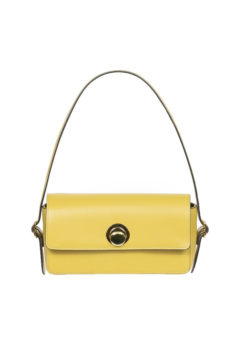 Żółta skórzana torba na ramię z klapką na zakładkę i okrągłym zapięciem magnetycznym. Posiada cienki pasek i gładką teksturę.