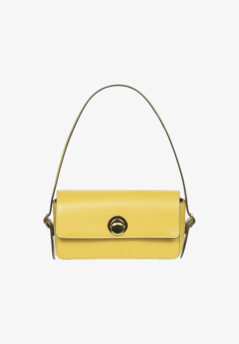 Żółta skórzana torba na ramię z klapką na zakładkę i okrągłym zapięciem magnetycznym. Posiada cienki pasek i gładką teksturę.
