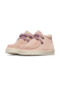 Scarpe per bambini in suede rosa con lacci viola, suole in gomma beige e cuciture visibili attorno all'area delle punte, presentate su uno sfondo bianco.