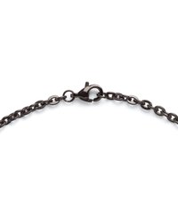 Tamsios spalvos metalinė grandinėlės apyrankė su susilankstytais žiedais ir omaro užsegimu. Lygus tekstūra ir blizgiu poliruotu paviršiumi.