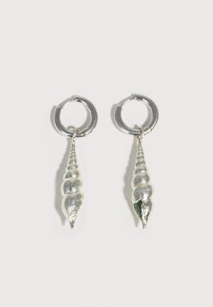 Orecchini a cerchio in argento con pendenti a forma di conchiglia a spirale allungata, appesi a ogni cerchio, su uno sfondo bianco semplice.