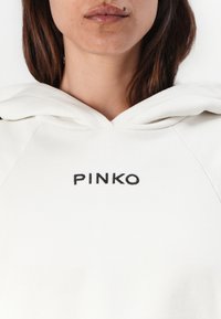 Pinko MEDIOCRE MAGLIA FELPA RICAMO LOGO  A FILO - Bluză de molton - bianco latte di cocco