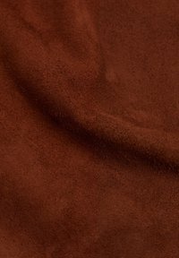 Bruin suede stof met een zachte, gestructureerde oppervlakte, met een rijke, diepe kleur en een lichte glans, geschikt voor verschillende bekledingsapplicaties.