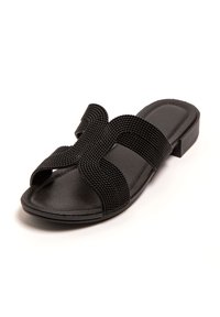 Chanclas negras con correas de tela texturizada entrelazadas y una suela plana. La parte superior presenta un detalle de nudo, ofreciendo un diseño de punta abierta.