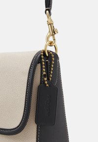 COACH SOFT TABBY SHOULDER BAG - Kabelka - salt stone/black