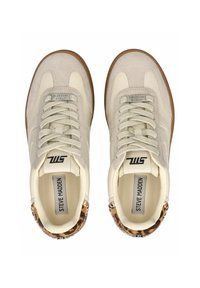 Białe i beżowe sneakersy z zamszowymi akcentami, sznurowanym zapięciem oraz lamówką w leoparda na obcasie. Gumowa podeszwa z detalami logo.