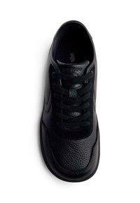 Sneaker in pelle nera con finitura testurizzata, punta rotonda, chiusura con lacci nella parte anteriore, collare imbottito e suola in gomma. Branding discreto sulla linguetta.