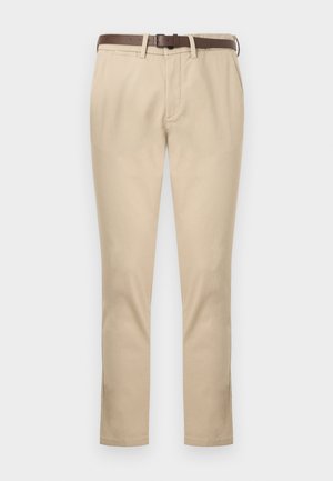 Beige gerade geschnittene Hose mit Seitentaschen, Gürtelschlaufen, Reißverschluss und dunkelbraunem Leder Gürtel vor einem schlichten weißen Hintergrund.
