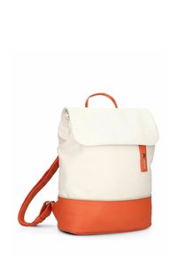 Sac à dos avec un dessus crème et un bas orange, fabriqué en matériaux durables, doté d'un rabat, d'une sangle réglable et d'accents métalliques.