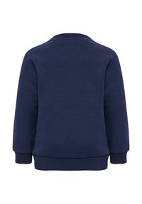 Granatowy sweatshirt z okrągłym dekoltem, długimi rękawami oraz ściągaczami na rękawach i u dołu. Gładka tekstura materiału, klasyczny krój raglanowy bez widocznych szwów.
