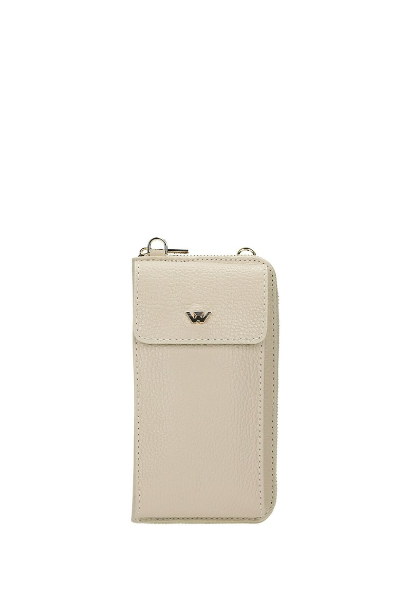 Beige leren telefoonhoesje met textuur, voorzien van een voorvak met klep en een klein gouden embleem, met ritssluiting en metalen lussen voor het bevestigen van een draagriem.