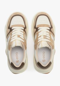 Crème en bruine sneakers met een mix van gladde en suède texturen, ronde neus, vetersluiting en logo op de binnenzool.