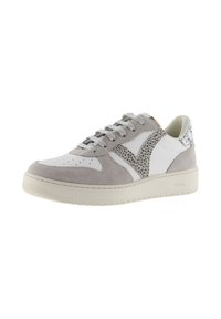 Sneaker bianca basse con sovrapposizioni in camoscio grigio chiaro, lacci grigi, design a "V" grigio maculato sul lato e linguetta del tallone in glitter argento.