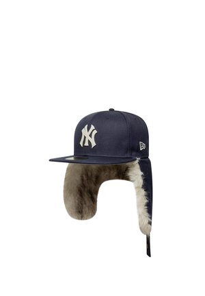 Gorra azul marino de los New York Yankees con visera plana y protectores de orejas de piel beige para tiempo frío.