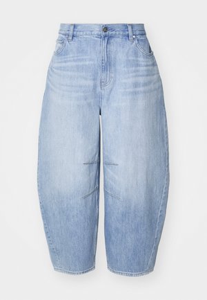 Jasnoniebieskie szorty dżinsowe o luźnym kroju, z wysokim stanem, płaskim przodem i dwoma przednimi kieszeniami. Widoczne są charakterystyczne detale przeszyć.