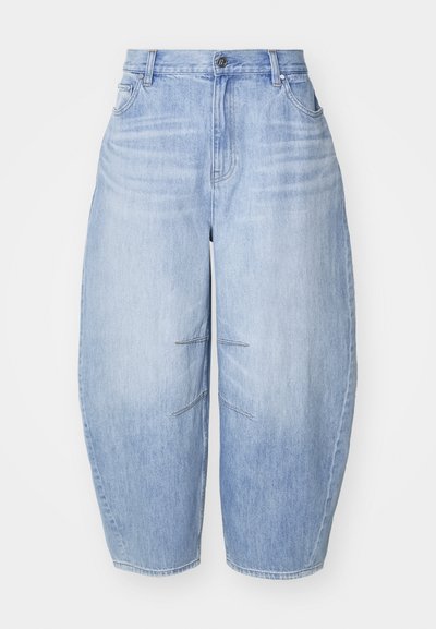 Ανοιχτό μπλε τζιν σορτσάκια με χαλαρή γραμμή, που διαθέτουν ψηλή μέση, επίπεδο μπροστινό μέρος και δύο μπροστινές τσέπες. Διακριτές λεπτομέρειες ραφής είναι ορατές.