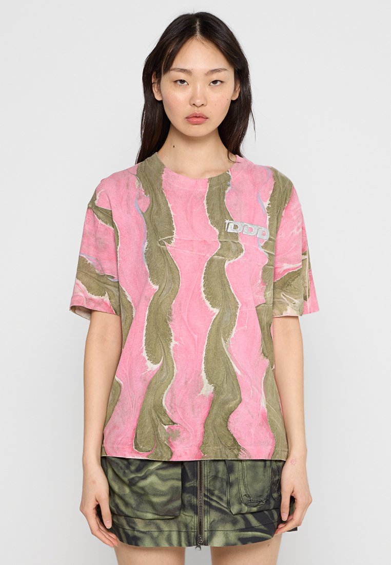 T-shirt a maniche corte in rosa con motivi a onde verdi, caratterizzato da un piccolo logo sul petto e una vestibilità rilassata.