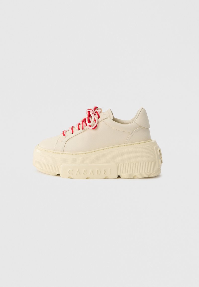 Μπεζ πλατφόρμα sneakers με υφή στη λαστιχένια σόλα, δ ιαθέτουν πάνω μέρος από λείο δέρμα και κόκκινα κορδόνια σε αντίθεση. Σφραγισμένο λογότυπο στη σόλα.
