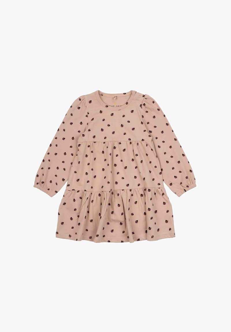 Haljina dugih rukava od svijetlo ružičastog pamuka s crnim točkicama. Raspored slojeva s nabranim rubom, okrugli izrez i napuhane rukave.