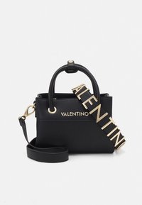 Fekete bőr kézitáska aranyszínű fémrátétekkel, rövid felső fogantyúval, hosszú állítható pánttal, és a "VALENTINO" logóval vastag betűkkel az oldalon.