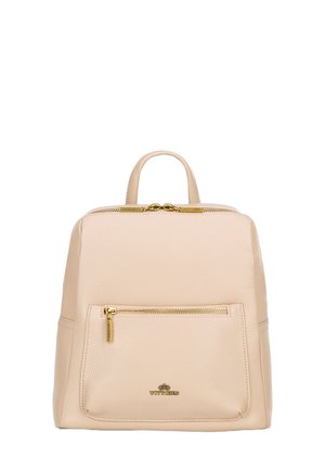 Sac à dos en cuir beige avec finition texturée, quincaillerie dorée, poignée supérieure et poche zippée à l'avant. Il présente une forme rectangulaire et un design minimaliste.