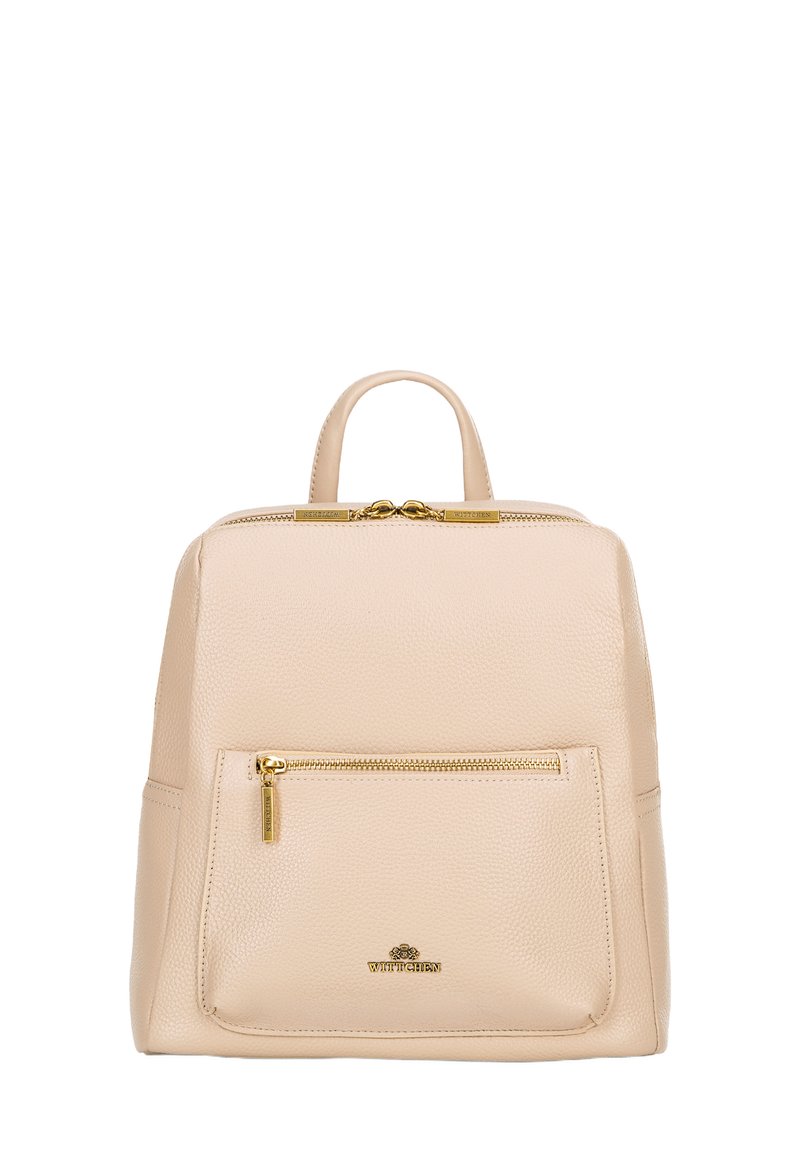 Zaino in pelle beige con finitura texturizzata, hardware dorato, manico superiore e tasca frontale con zip. Presenta una forma rettangolare e un design minimalista.
