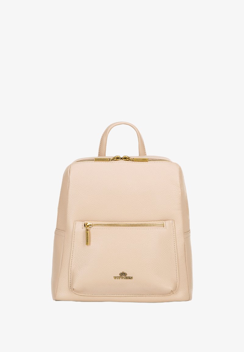 Beżowy plecak ze skórki o fakturowanym wykończeniu, złotymi akcentami, górnym uchwytem i przednią kieszenią na zamek. Ma prostokątny kształt i minimalistyczny design.