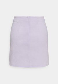 Mini-jupe en tissu texturé violet clair avec une taille haute et une forme légèrement évasée, présentée sur fond blanc.