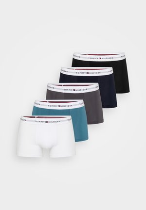 Pięć par bawełnianych slipów w kolorze białym, turkusowym, ciemnoszarym, granatowym i czarnym, z logo na elastycznej talii w kolorze białym i czerwonym.