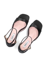 Zwarte leren hakken sandalen met een vierkante neus, open zijkanten en een roze binnenzool. Voorzien van een dunne enkelband met een goudkleurige gesp.