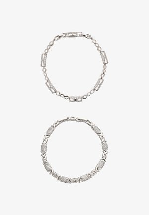 Hopeiset rannekorut, joissa on yhdistelmä toisiinsa liitettyjä suorakulmaisia ja pyöreitä elementtejä, koristeltu pienillä kirkkailla kivillä, sileä pinta.