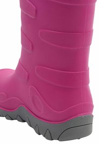 Stivale in gomma rosa con superficie testurizzata, caratterizzato da curve sollevate lungo il gambale e una suola grigia a motivo per una migliore aderenza.