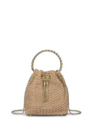 Bolso tipo cubo texturizado beige con correa de hombro de cadena dorada, asa de anilla dorada y cierre de cordón con borla dorada sobre fondo blanco.