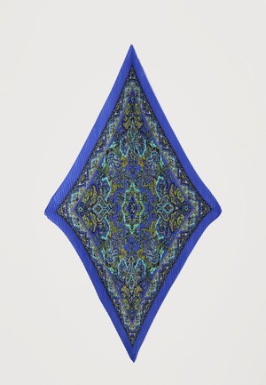 Blåt silkeskjerf med indviklede paisley- og blomsterprint i grøn, sort og turkis, vist i en diamantform på hvid baggrund.