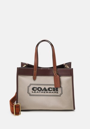 BADGE FIELD TOTE - Torebka - dark natural multi