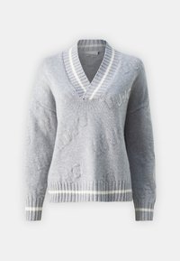 Hellgrauer V-Ausschnitt-Pullover mit geripptem Kragen und Bündchen, geprägt mit "LUVO" im Stoff, und weißen horizontalen Streifen am Kragen.