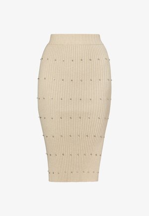 Knit beige midi svārki ar vertikālu ribu rakstu un dekoratīvām sudraba kniedēm, kas vienmērīgi izvietotas pa virsmu, ar pieguļošu jostas daļu.