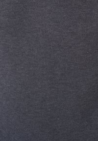 Tessuto a costine grigio scuro con una consistenza morbida. La superficie presenta un motivo verticale uniforme, ideale per un abbigliamento casual.